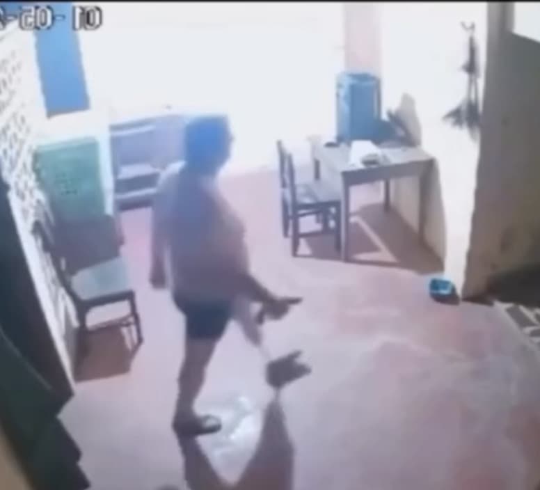 Man smoked a burglar he caught in his house