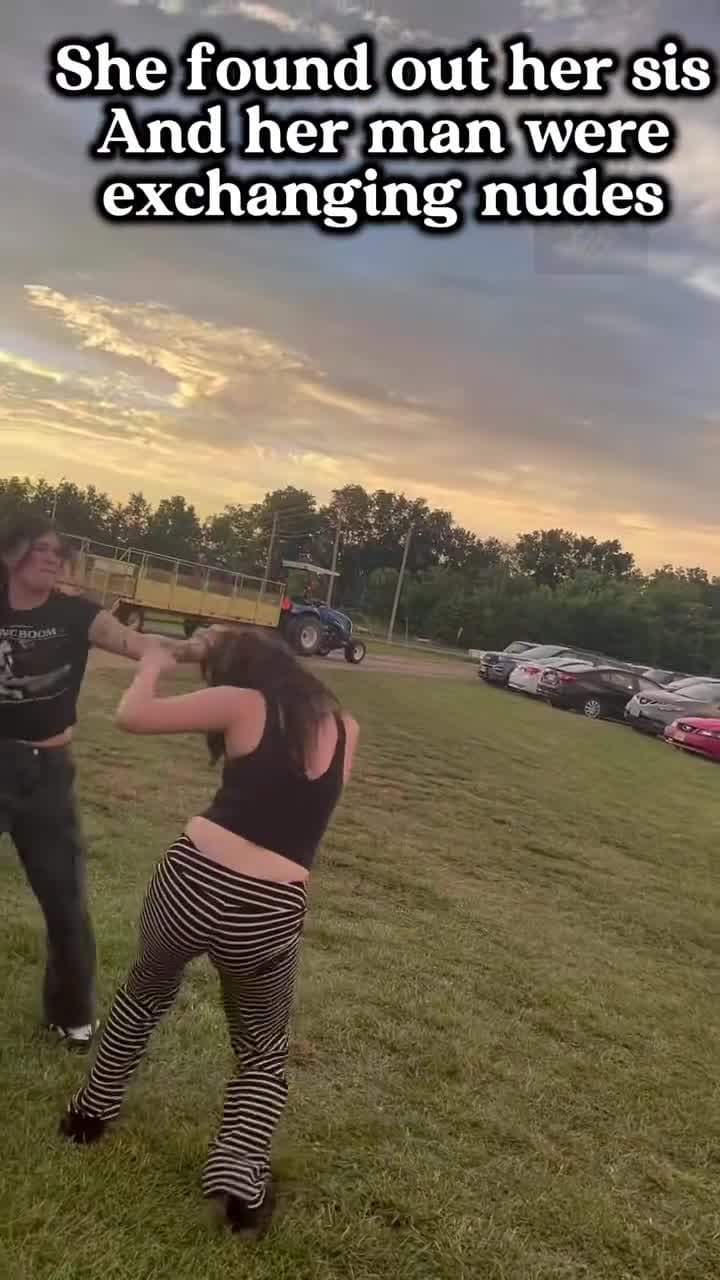 Sis fight sis, because one sent nudes to her bf